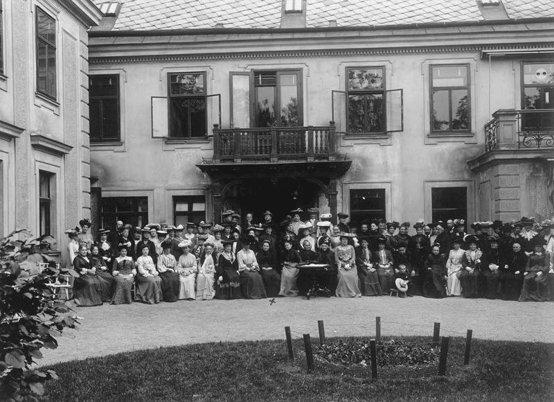 Die erste Generalversammlung des Bundes Österreichischer Frauenvereine vor dem Haus von Marianne Hainisch, Wien, Rochusgasse 7, am 21. Mai 1903