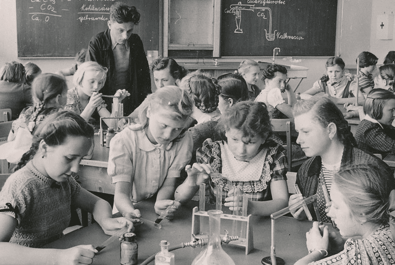 Mädchen im Unterricht, 1952